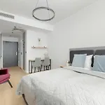 Modern In The Centre Of By Renters アパート *