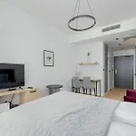Modern In The Centre Of By Renters Διαμέρισμα *