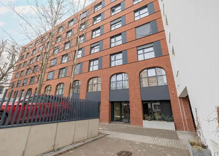 Modern In The Centre Of By Renters *