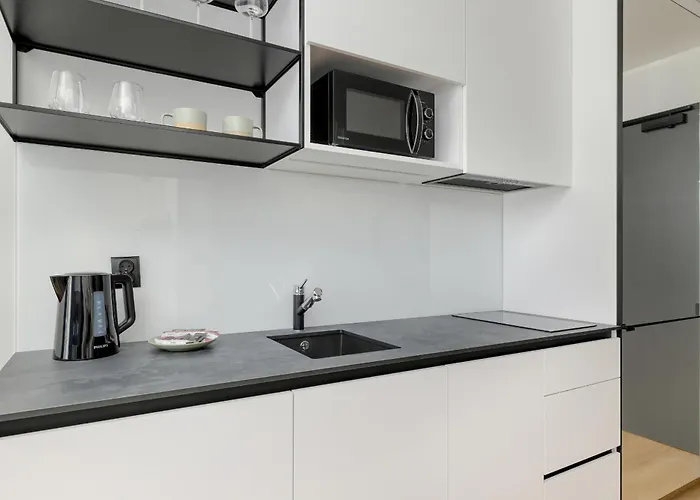 Modern In The Centre Of By Renters